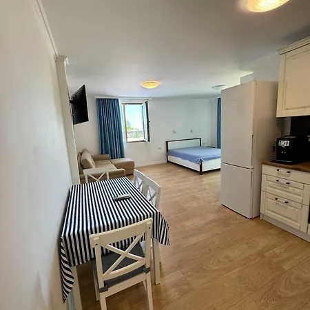 Kavatsi Holidays & With Sea View شقة